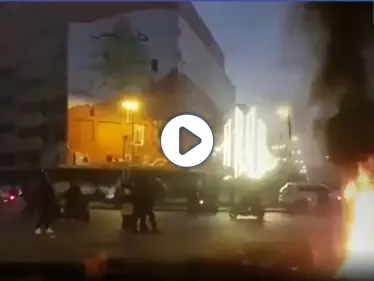 بالفيديو || لبناني ينهال ضربًا على عنصر أمن.. ومظاهرات غاضبة في طرابلس رفضًا للإقفال التام - وكالة ستيب نيوز