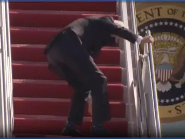 بالفيديو|| جو بايدن يتعثر ثلاث مرات أثناء صعود الطائرة وتساؤلات كثيرة حول حالته الصحية - وكالة ستيب نيوز