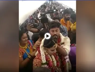 بالفيديو|| حفل زفاف بالسماء.. زوجان هنديان يقيمان عرسهما على متن طائرة بحضور العشرات - وكالة ستيب نيوز