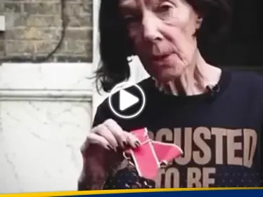 بطريقة لافتة.. مصممة بريطانية شهيرة تُدين موقف بلادها من حرب غزة - وكالة ستيب نيوز