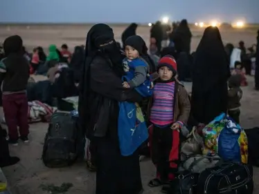 خاص|| وجيه عشيرة بارزة في الرقة يقوم بتهريب نساء داعشيات من المخيمات.! - وكالة ستيب نيوز