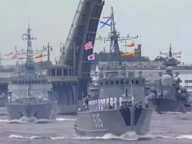 بالفيديو|| بحضور بوتين.. عرض عسكري كبير في روسيا بمشاركة دول مجاورة - وكالة ستيب نيوز