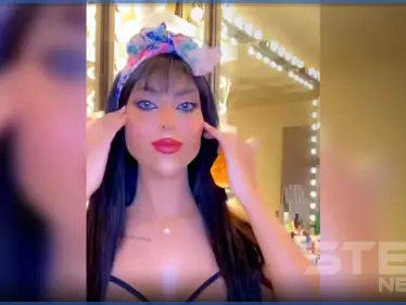 بالفيديو|| إطلالة "فاضحة" لـ عارضة سعودية خلال إعلان عطور يثير غضباً كبيراً - وكالة ستيب نيوز