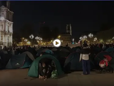 بالفيديو|| 300 مهاجر يفترشون الأرض وسط ساحة مبنى بلدية باريس للمطالبة بإيجاد مسكن لهم - وكالة ستيب نيوز