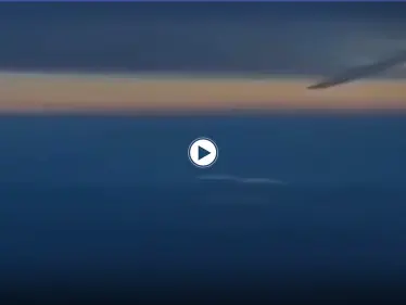 شاهد بالفيديو|| كابتن طائرة يوثق اللحظات الأخيرة لسقوط الصاروخ الصيني في المحيط الهندي - وكالة ستيب نيوز