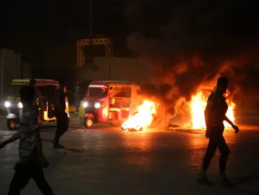 بالفيديو|| محتجون يضرمون النار أمام مبنى القنصلية الإيرانية بكربلاء ويحاصرونها.. والقوات الأمنية العراقية تتحرك - وكالة ستيب نيوز
