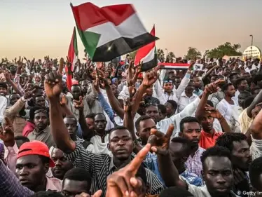 بالفيديو || آلاف السودانيين يجوبون شوارع الخرطوم مُطالبين بحكم مدني في البلاد - وكالة ستيب نيوز