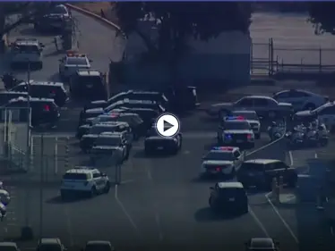 بالفيديو|| موظف ينهي حياة 8 من زملائه في كاليفورنيا.. وبايدن يأمر بتنكيس الأعلام - وكالة ستيب نيوز