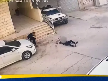 شاهد|| فيديو يظهر ما فعتله جندية إسرائيلية مع طفل فلسطيني تعرض لإطلاق نار في جنين - وكالة ستيب نيوز