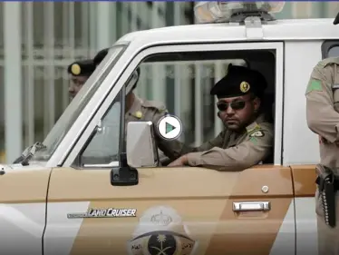 بالفيديو|| في مشهد مثير للجدل.. القبض على مواطنين سعوديين بتهمة الرقص فوق شاحنة أثناء سيرها - وكالة ستيب نيوز