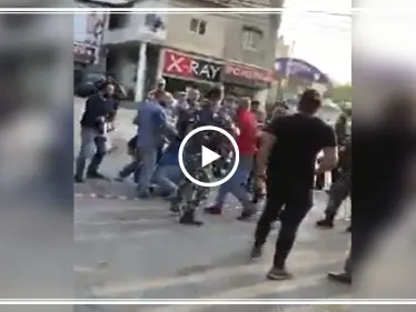 بالفيديو| لبنانيون يلقنون عنصرًا مسلحًا درسًا قاسيًا بعد استخدامه الرصاص الحي لتفريق مظاهرة - وكالة ستيب نيوز