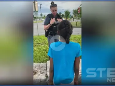 بالفيديو || "لسنا كلنا سيئين" موقف مؤثر بين شرطية أمريكية وطفلة من أصل أفريقي - وكالة ستيب نيوز