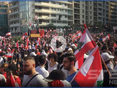 بالفيديو|| ميليشيا حزب الله تطلق النار على متظاهرين لبنانيين يحملون مصاباً في ساحة الشهداء - وكالة ستيب نيوز