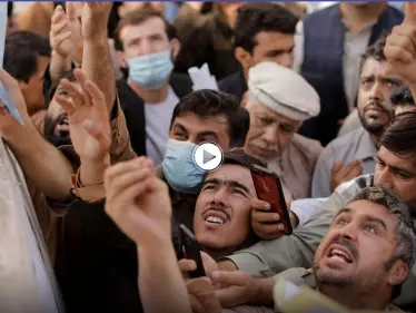 بالفيديو|| عنصر من طالبان يعتدي بالضرب المبرح على مواطنين أمام مكتب إصدار جوازات السفر - وكالة ستيب نيوز