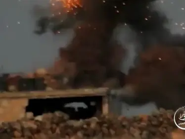 بالفيديو||الجبهة الوطنية تدمر موقعاً عسكرياً للنظام السوري جنوبي إدلب.. ومقتل عنصر للأخير قنصاً - وكالة ستيب نيوز