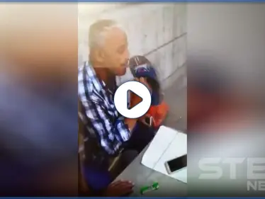 بالفيديو || مسح الحذاء بوجهه بسبب الغلاء.. معقب معاملات في دمشق يثير جدلًا بردة فعله - وكالة ستيب نيوز