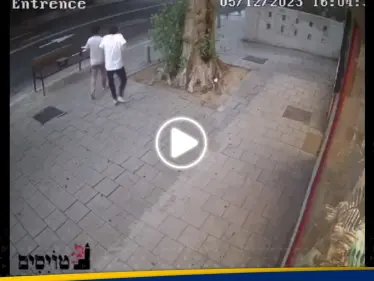 نجيا بأعجوبة.. شاهد|| لحظة سقوط شظايا صاروخ بالقرب من شابين في تل أبيب - وكالة ستيب نيوز