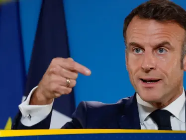 مسؤول إسرائيلي يسخر من ماكرون ويحذره: الصفعة القادمة ستكون أشد إيلاما - وكالة ستيب نيوز