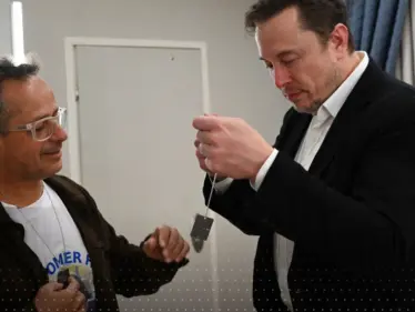 إيلون ماسك يعد بارتداء قلادة تضامناً مع إسرائيل.. تعرّف على قصتها - وكالة ستيب نيوز