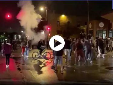 بالفيديو || احتجاجات غاضبة في أمريكا بعد مقتل شاباً أسود برصاص شرطي - وكالة ستيب نيوز