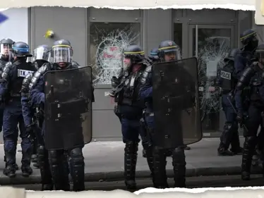 بالفيديو|| محتجون يهاجمون سيارة للشرطة وبنكاً خلال مظاهرة في باريس - وكالة ستيب نيوز