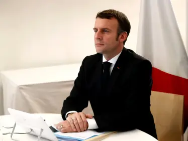 ماكرون يرحّب بطفلٍ أفغاني وصل إلى فرنسا ويوجه رسالة بتغريدة (صورة) - وكالة ستيب نيوز