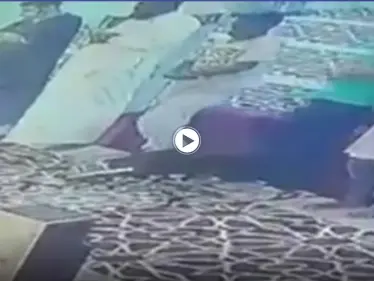 بالفيديو|| لحظة وفاة مؤذن أردني داخل مسجد في مكة المكرمة وهو يصلي - وكالة ستيب نيوز