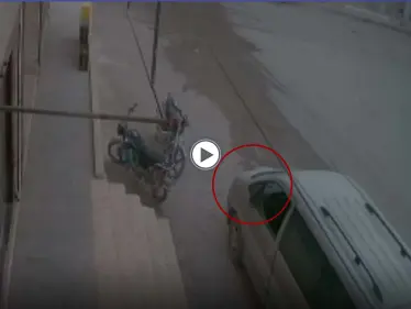 نجا بأعجوبة.. سيارة كبيرة تمر فوق صبي سوري بالخطأ والأخير يركض مسرعاً من الصدمة (فيديو) - وكالة ستيب نيوز