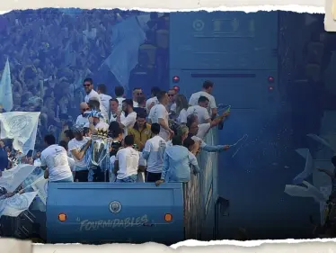 بطريقة مختلفة.. شاهد كيف احتفل مانشستر سيتي بالثلاثية التاريخية أمام ملعب الاتحاد - وكالة ستيب نيوز