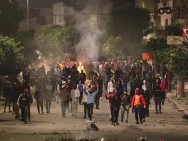 احتجاجات في تونس واشتباك مع قوات الأمن وسط العاصمة على خلفية الاعتداء على متظاهر وتعريته - وكالة ستيب نيوز