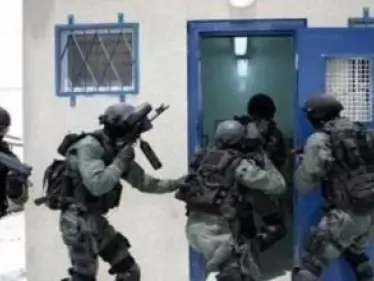 وحدات القمع الإسرائيلية تنتقم من أسرى سجن النفحة وتنقل بعضهم لجهة مجهولة - وكالة ستيب نيوز