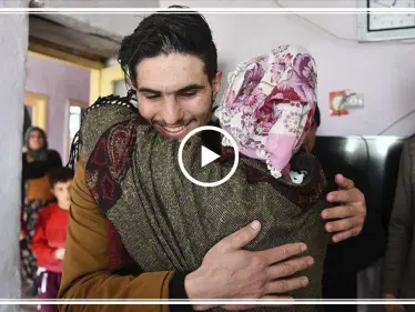 "نقّب بأصابعه الأنقاض وأنقذها".. سيدة تركية تلتقي بالشاب السوري محمود عثمان (فيديو) - وكالة ستيب نيوز