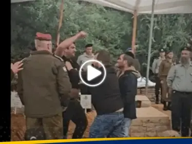 بالفيديو|| رجل يتهجم على عضو مجلس الحرب بيني غانتس خلال جنازة جنود إسرائيليين قُتلوا بالمغازي - وكالة ستيب نيوز