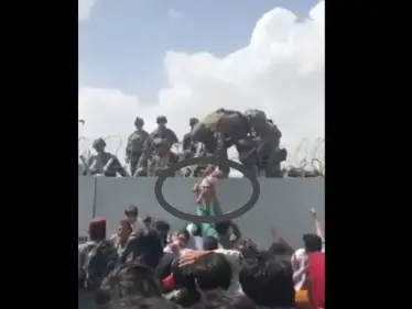 بالفيديو||نساء أفغانيات يلقين بأطفالهن لجنود بريطانيين عبر سياج مطار كابل الشائك.. وحصيلة ضحايا المطار في ارتفاع - وكالة ستيب نيوز
