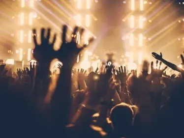 بالفيديو|| قتلى وعشرات الجرحى بحادث تدافع خلال مهرجان موسيقي بولاية تكساس الأمريكية - وكالة ستيب نيوز