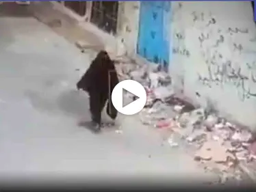 شاهد بالفيديو|| شابان يعتديان بالضرب على والدتهما المسنة ومصادر تكشف تفاصيل الحادثة - وكالة ستيب نيوز