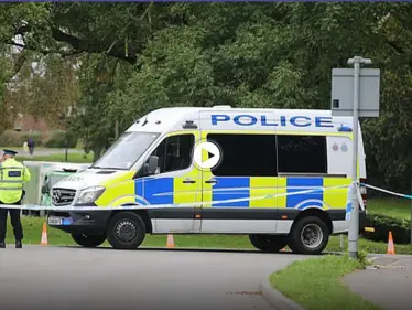 بالفيديو|| رجل يحمل سيف ساموراي كبير ويهاجم السائقين ويتسبب بجروح خطرة لشخصين.. والشرطة تصعقه - وكالة ستيب نيوز