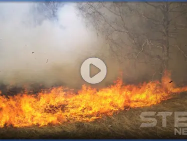 بالفيديو|| وصول الحرائق في سوريا إلى منازل المدنيين وخروج الأهالي لإطفائها وسط عجز واضح - وكالة ستيب نيوز