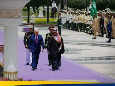 سر السجاد البنفسجي الذي فرش لاستقبال ترامب بالسعودية.. وربطة عنق الرئيس الأمريكي - وكالة ستيب نيوز