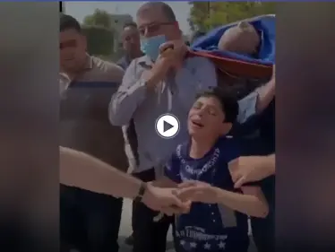 بالفيديو|| بكلمات مؤثرة طفل فلسطيني يودع والده "الشهيد" أثناء تشييعه في غزة - وكالة ستيب نيوز