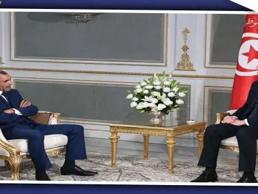 شاهد بالصور || طريقة الجلوس أمام الرئيس التونسي تشعل موجة من الغضب - وكالة ستيب نيوز