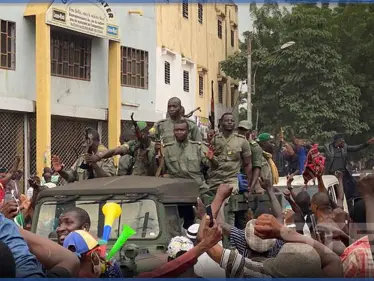 انقلاب عسكري في مالي.. متمردون يعتقلون الرئيس ومسؤوليه ويسيطرون على مبنى التلفزيون (فيديو) - وكالة ستيب نيوز