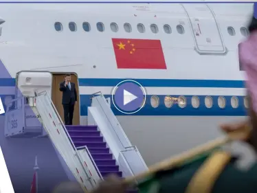 بالفيديو || لحظة وصول الرئيس الصيني إلى الرياض.. مقاتلات سعودية استقبلته بالسماء - وكالة ستيب نيوز