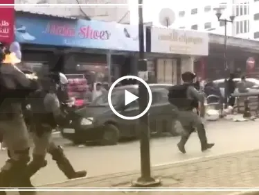 بالفيديو|| اشتعال جندي إسرائيلي عقب استهدافه بزجاجة حارقة بالضفة الغربية - وكالة ستيب نيوز