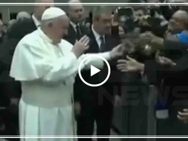 بالفيديو || بعد ضربه لسيدة برأس السنة.. بابا الفاتيكان يتبادل القبل مع راهبة - وكالة ستيب نيوز