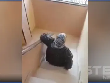 بالفيديو|| زحفاً.. شاب مصري يطرد أمه المسنة من منزله وزوجته توثّق الحدث وهي "تضحك" - وكالة ستيب نيوز