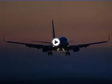 بالفيديو|| امرأة شقراء تثير الرعب في السماء بعد فتح باب الطائرة على المسافرين وعض مضيفة طيران - وكالة ستيب نيوز