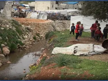 خيام غارقة بمياه الصرف الصحي.. نازحون يشكون سوء الخدمات شمال إدلب - وكالة ستيب نيوز