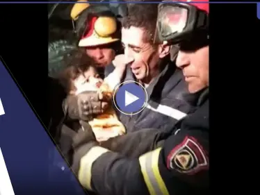 "أيا وليدي أعطني يدك".. لحظات مؤثرة لـ منقذ جزائري انتشل طفلاً حياً من تحت الأنقاض - وكالة ستيب نيوز