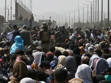 بالفيديو || مقتل 7 أشخاص في تدافع الحشود قرب مطار كابول - وكالة ستيب نيوز